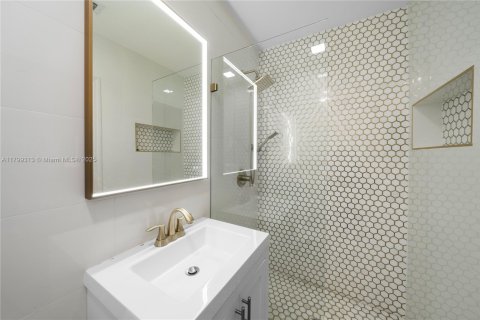 House in Coral Gables, Florida 4 bedrooms, 313.27 sq.m. № 1683189 - photo 29