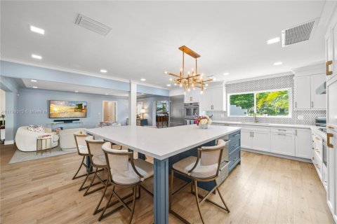 House in Coral Gables, Florida 4 bedrooms, 313.27 sq.m. № 1683189 - photo 8