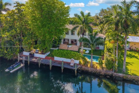 House in Coral Gables, Florida 4 bedrooms, 313.27 sq.m. № 1683189 - photo 1