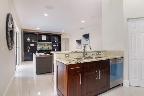 House in Weston, Florida 4 bedrooms, 369.66 sq.m. № 2049728 - photo 11