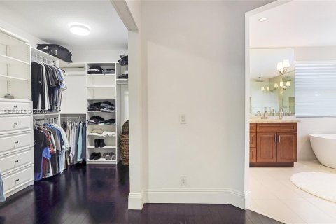 House in Weston, Florida 4 bedrooms, 369.66 sq.m. № 2049728 - photo 30