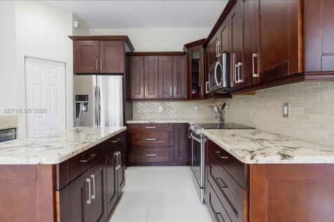 House in Weston, Florida 4 bedrooms, 369.66 sq.m. № 2049728 - photo 10