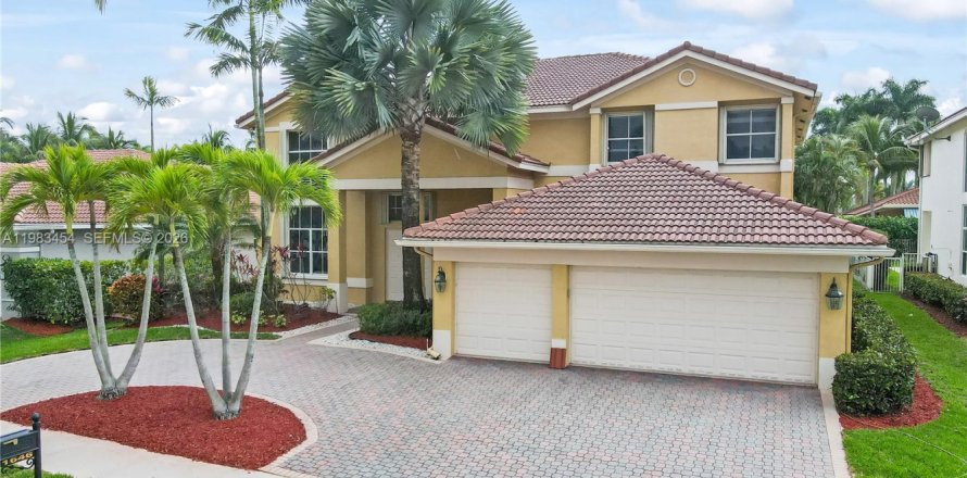 House in Weston, Florida 4 bedrooms, 369.66 sq.m. № 2049728