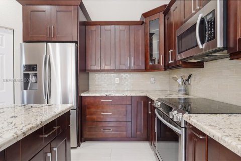 House in Weston, Florida 4 bedrooms, 369.66 sq.m. № 2049728 - photo 13