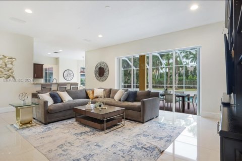 House in Weston, Florida 4 bedrooms, 369.66 sq.m. № 2049728 - photo 16