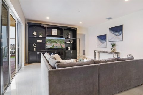 House in Weston, Florida 4 bedrooms, 369.66 sq.m. № 2049728 - photo 14