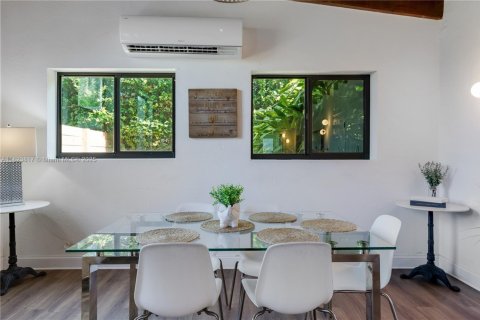 House in Miami, Florida 3 bedrooms, 154.4 sq.m. № 1938058 - photo 5