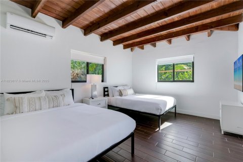 House in Miami, Florida 3 bedrooms, 154.4 sq.m. № 1938058 - photo 18