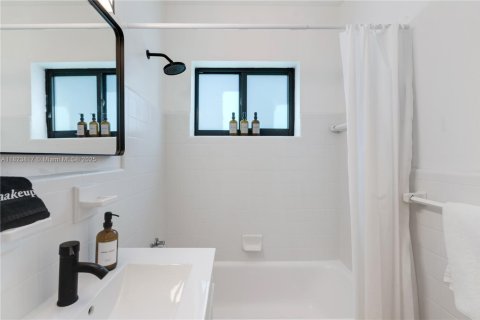 House in Miami, Florida 3 bedrooms, 154.4 sq.m. № 1938058 - photo 22