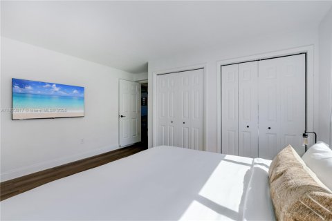 House in Miami, Florida 3 bedrooms, 154.4 sq.m. № 1938058 - photo 12
