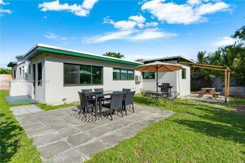 House in Miami, Florida 3 bedrooms, 154.4 sq.m. № 1938058 - photo 23