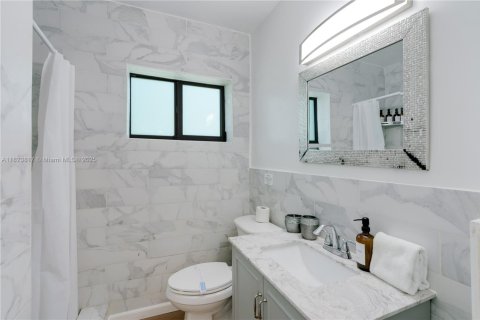House in Miami, Florida 3 bedrooms, 154.4 sq.m. № 1938058 - photo 13