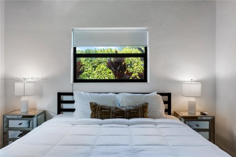House in Miami, Florida 3 bedrooms, 154.4 sq.m. № 1938058 - photo 16