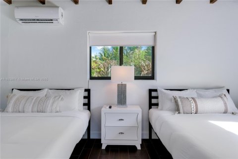 House in Miami, Florida 3 bedrooms, 154.4 sq.m. № 1938058 - photo 19