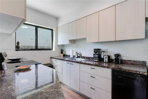 House in Miami, Florida 3 bedrooms, 154.4 sq.m. № 1938058 - photo 6