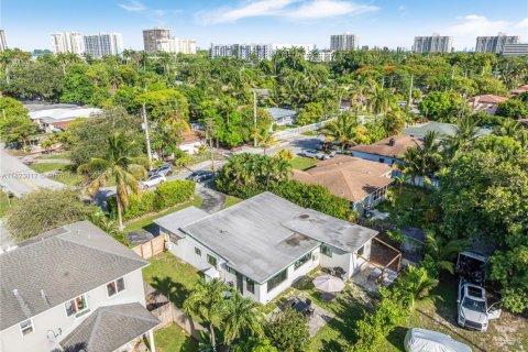 House in Miami, Florida 3 bedrooms, 154.4 sq.m. № 1938058 - photo 26