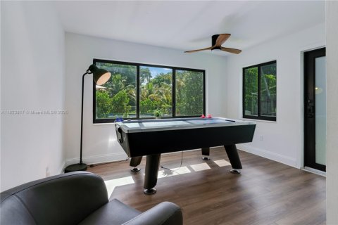 House in Miami, Florida 3 bedrooms, 154.4 sq.m. № 1938058 - photo 9