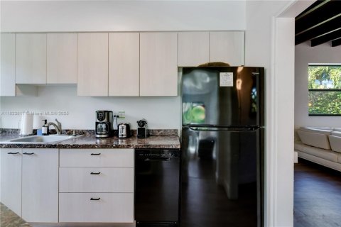 House in Miami, Florida 3 bedrooms, 154.4 sq.m. № 1938058 - photo 8