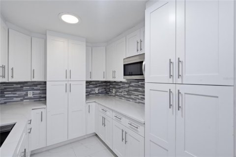 House in Lutz, Florida 5 bedrooms, 408.86 sq.m. № 2220415 - photo 6