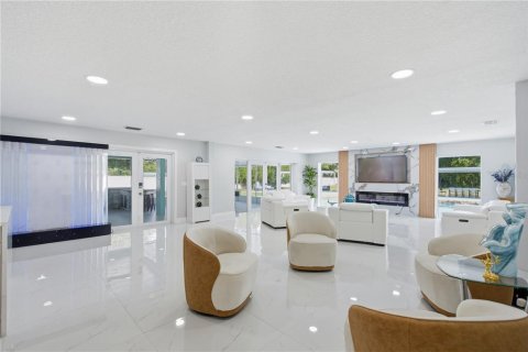 House in Lutz, Florida 5 bedrooms, 408.86 sq.m. № 2220415 - photo 10