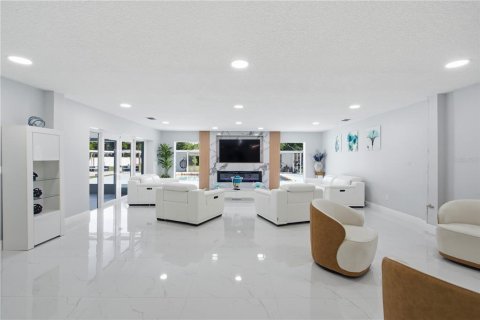 House in Lutz, Florida 5 bedrooms, 408.86 sq.m. № 2220415 - photo 11