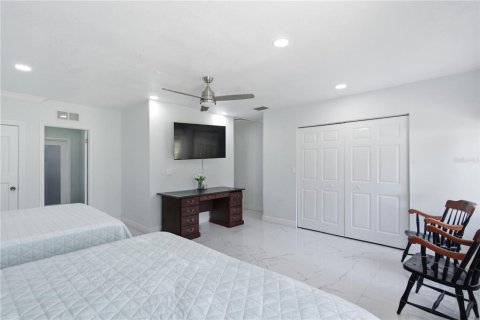 House in Lutz, Florida 5 bedrooms, 408.86 sq.m. № 2220415 - photo 21