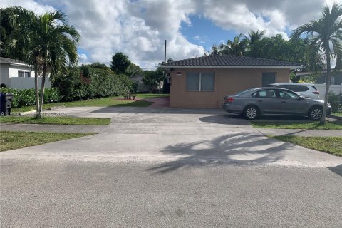 Коммерческая недвижимость в Холливуд, Флорида 1 спальня, 57.6м2 № 2006645