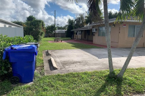 Immobilier commercial à louer à Hollywood, Floride: 1 chambre, 57.6 m2 № 2006645 - photo 2