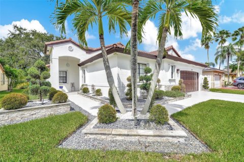 House in Pembroke Pines, Florida 4 bedrooms, 194.91 sq.m. № 1922119 - photo 2