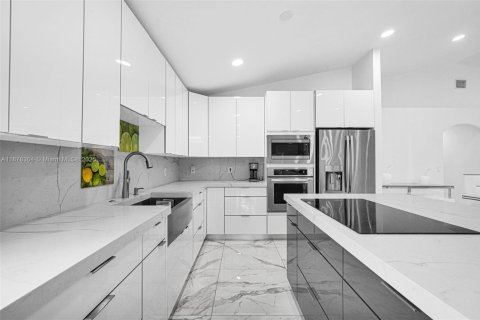 House in Pembroke Pines, Florida 4 bedrooms, 194.91 sq.m. № 1922119 - photo 6