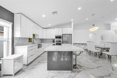 House in Pembroke Pines, Florida 4 bedrooms, 194.91 sq.m. № 1922119 - photo 7
