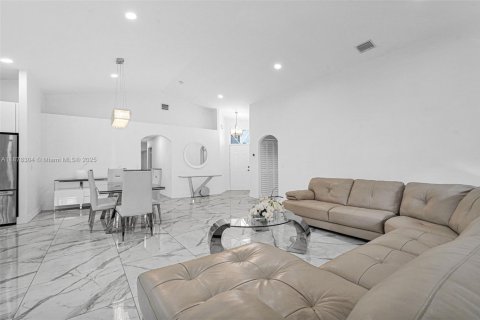 House in Pembroke Pines, Florida 4 bedrooms, 194.91 sq.m. № 1922119 - photo 17