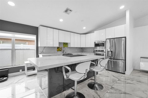 House in Pembroke Pines, Florida 4 bedrooms, 194.91 sq.m. № 1922119 - photo 5