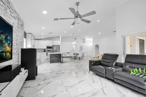 House in Pembroke Pines, Florida 4 bedrooms, 194.91 sq.m. № 1922119 - photo 14