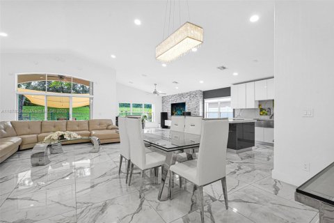 House in Pembroke Pines, Florida 4 bedrooms, 194.91 sq.m. № 1922119 - photo 22
