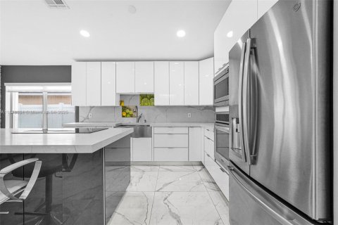 House in Pembroke Pines, Florida 4 bedrooms, 194.91 sq.m. № 1922119 - photo 8