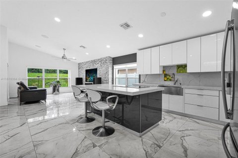House in Pembroke Pines, Florida 4 bedrooms, 194.91 sq.m. № 1922119 - photo 9
