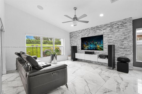 House in Pembroke Pines, Florida 4 bedrooms, 194.91 sq.m. № 1922119 - photo 11