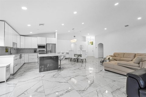 House in Pembroke Pines, Florida 4 bedrooms, 194.91 sq.m. № 1922119 - photo 15