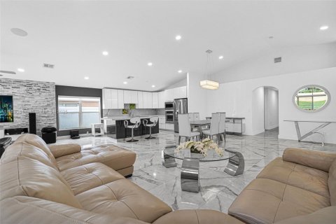 House in Pembroke Pines, Florida 4 bedrooms, 194.91 sq.m. № 1922119 - photo 20