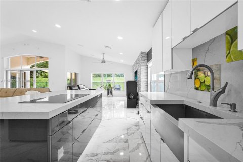 House in Pembroke Pines, Florida 4 bedrooms, 194.91 sq.m. № 1922119 - photo 3
