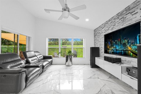 House in Pembroke Pines, Florida 4 bedrooms, 194.91 sq.m. № 1922119 - photo 13