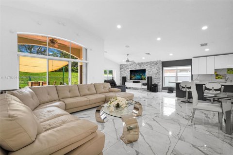 House in Pembroke Pines, Florida 4 bedrooms, 194.91 sq.m. № 1922119 - photo 16
