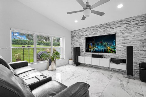 House in Pembroke Pines, Florida 4 bedrooms, 194.91 sq.m. № 1922119 - photo 10