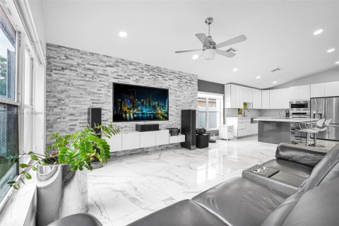 House in Pembroke Pines, Florida 4 bedrooms, 194.91 sq.m. № 1922119 - photo 12