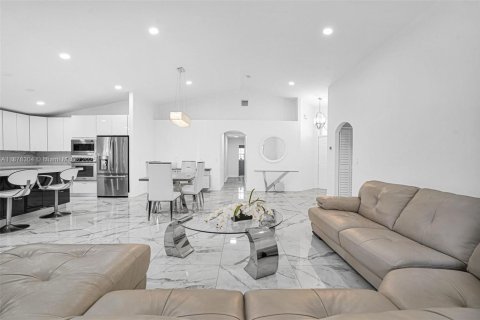 House in Pembroke Pines, Florida 4 bedrooms, 194.91 sq.m. № 1922119 - photo 19