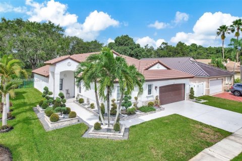 House in Pembroke Pines, Florida 4 bedrooms, 194.91 sq.m. № 1922119 - photo 1