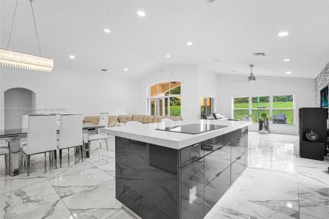 House in Pembroke Pines, Florida 4 bedrooms, 194.91 sq.m. № 1922119 - photo 4