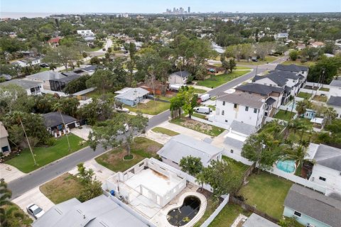 House in Saint Petersburg, Florida 3 bedrooms, 118.91 sq.m. № 1791152 - photo 7