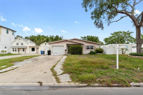 House in Saint Petersburg, Florida 3 bedrooms, 118.91 sq.m. № 1791152 - photo 2